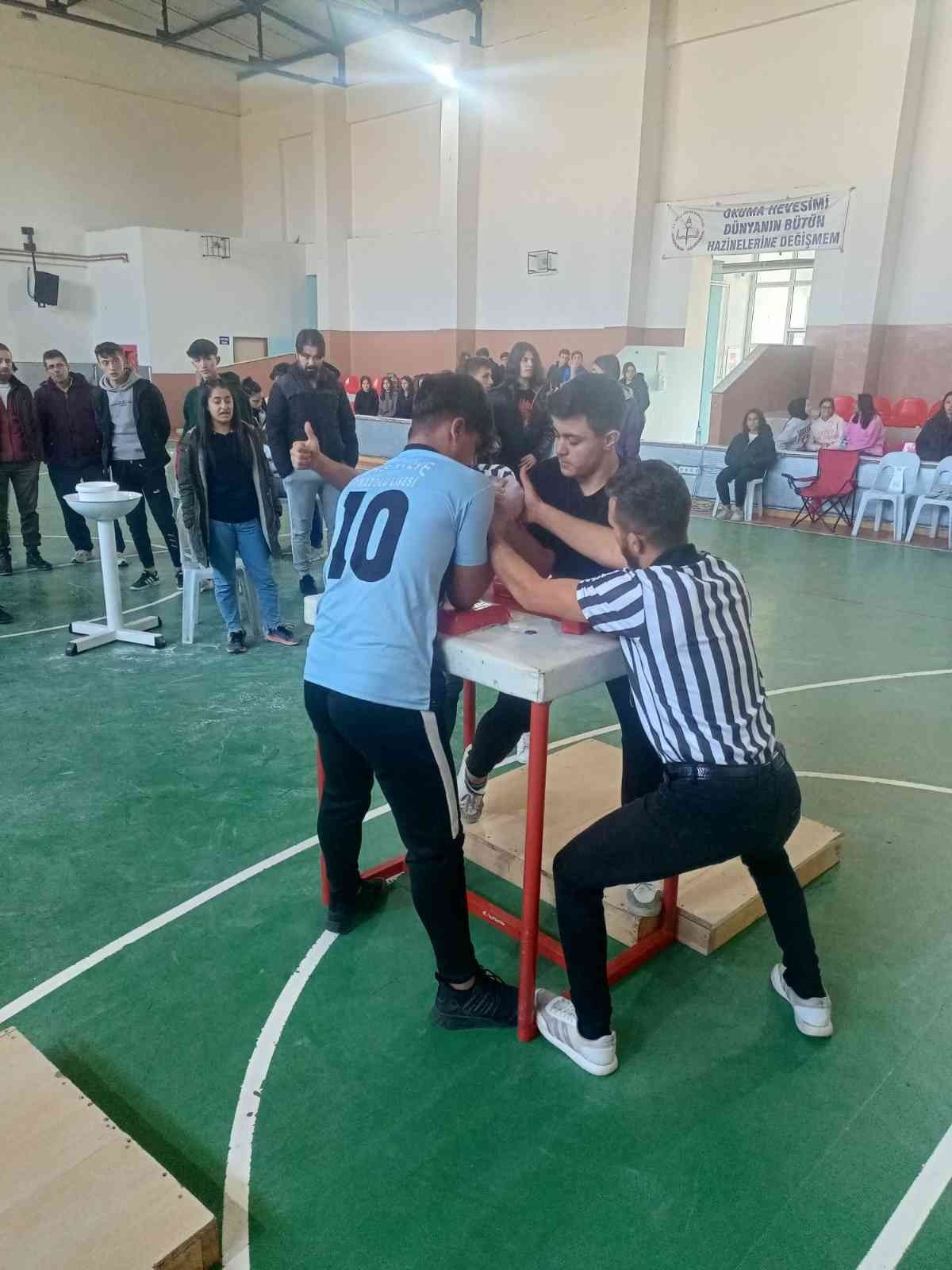 Bileklerin gücüyle en çok madalyayı toplayan okul oldular