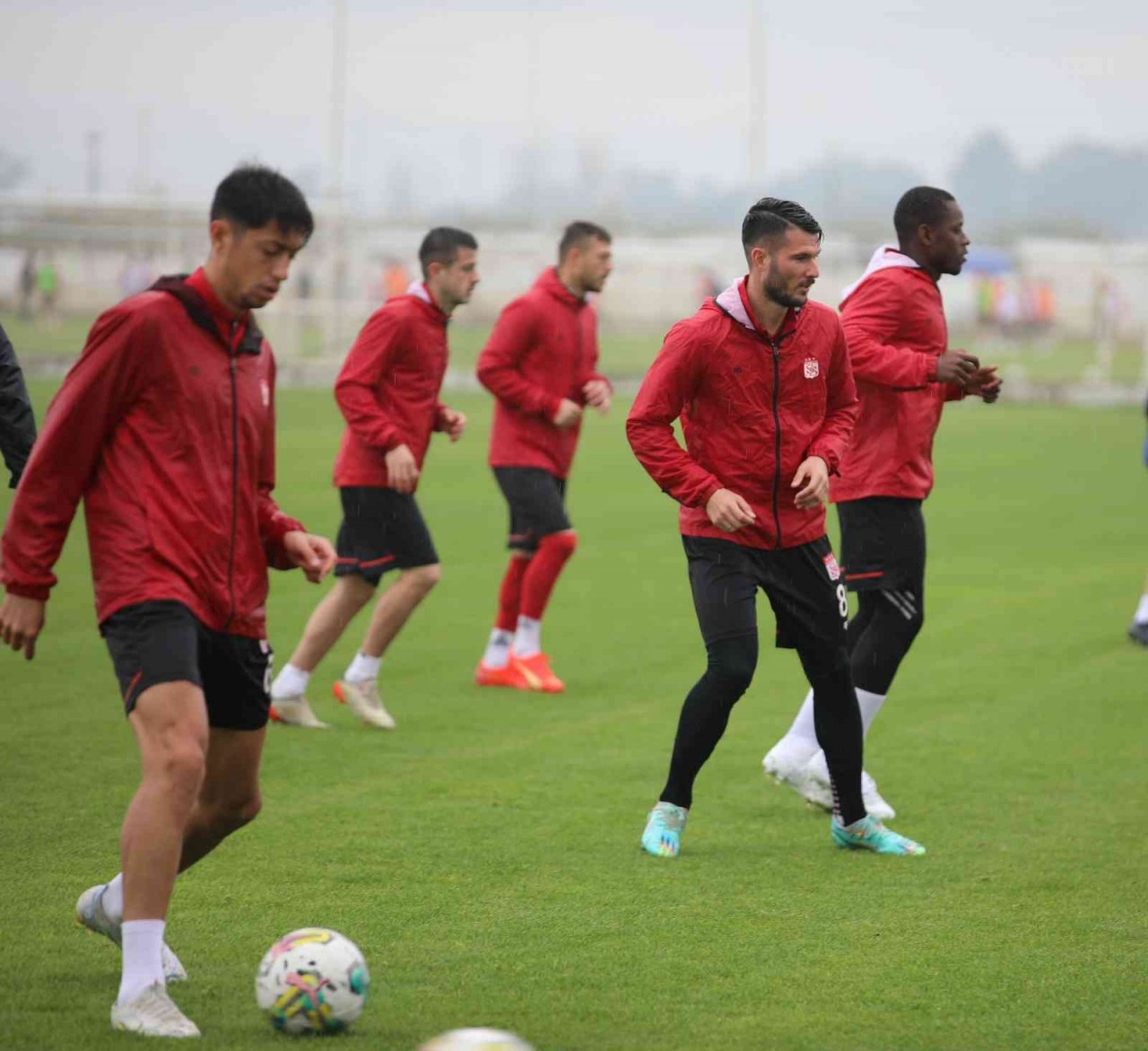 Sivasspor, sağanak yağış altında çalıştı