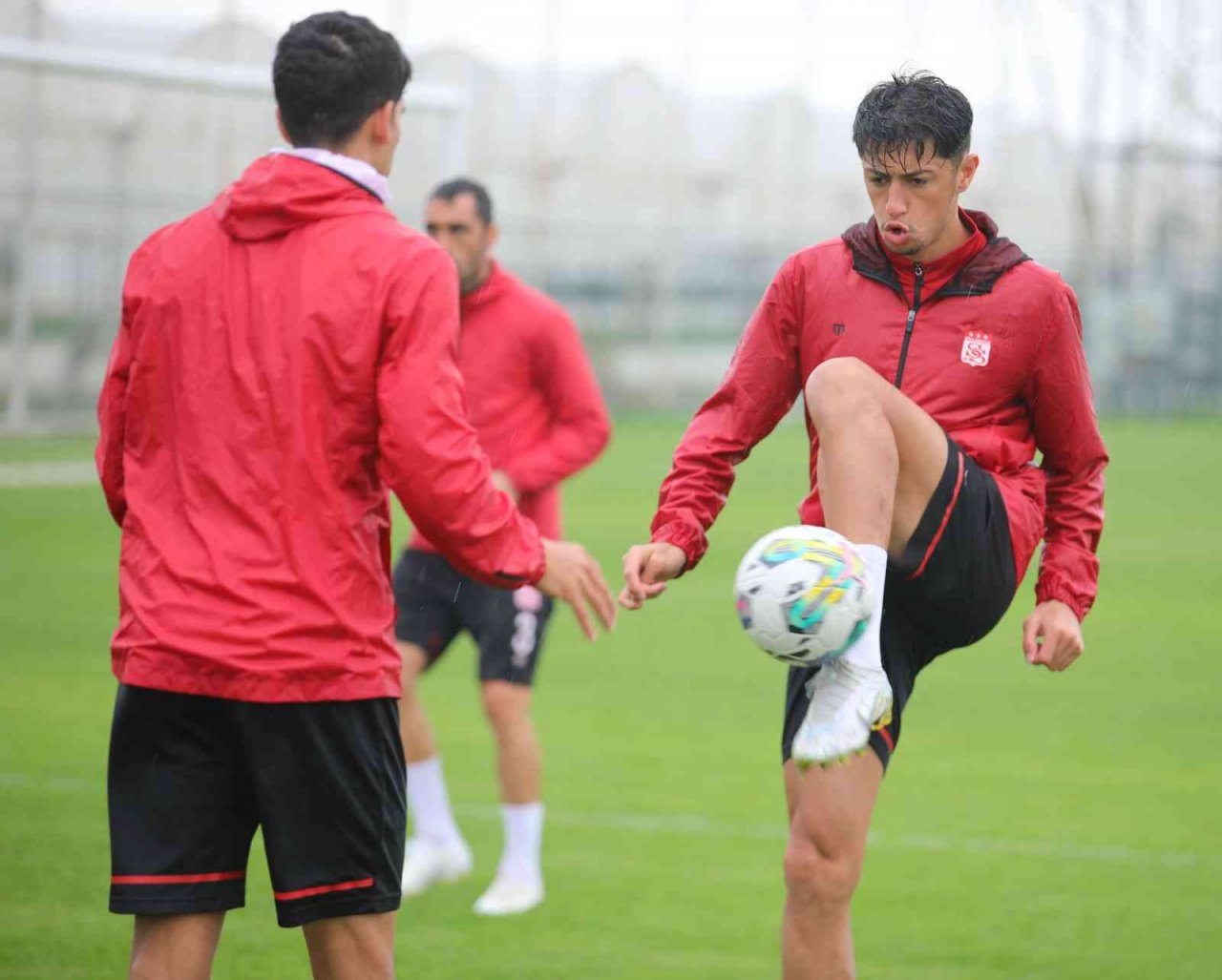 Sivasspor, sağanak yağış altında çalıştı