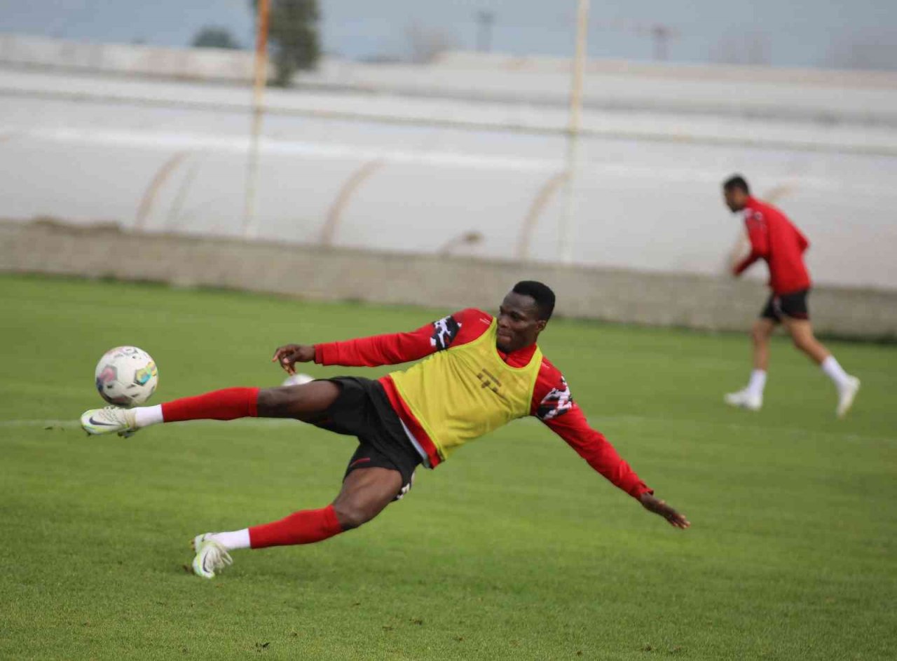 Sivasspor, sağanak yağış altında çalıştı