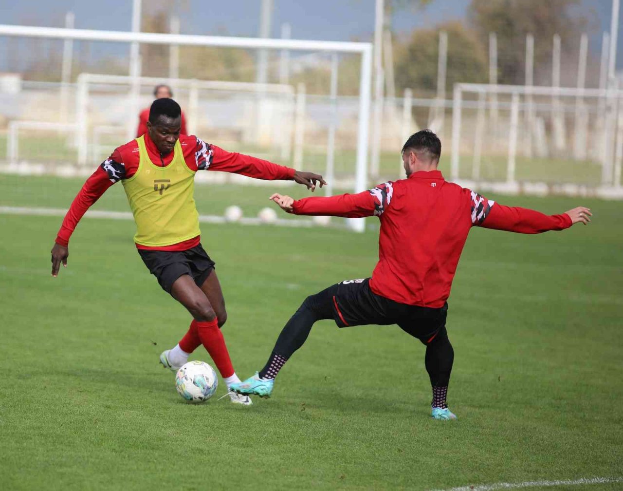 Sivasspor, sağanak yağış altında çalıştı