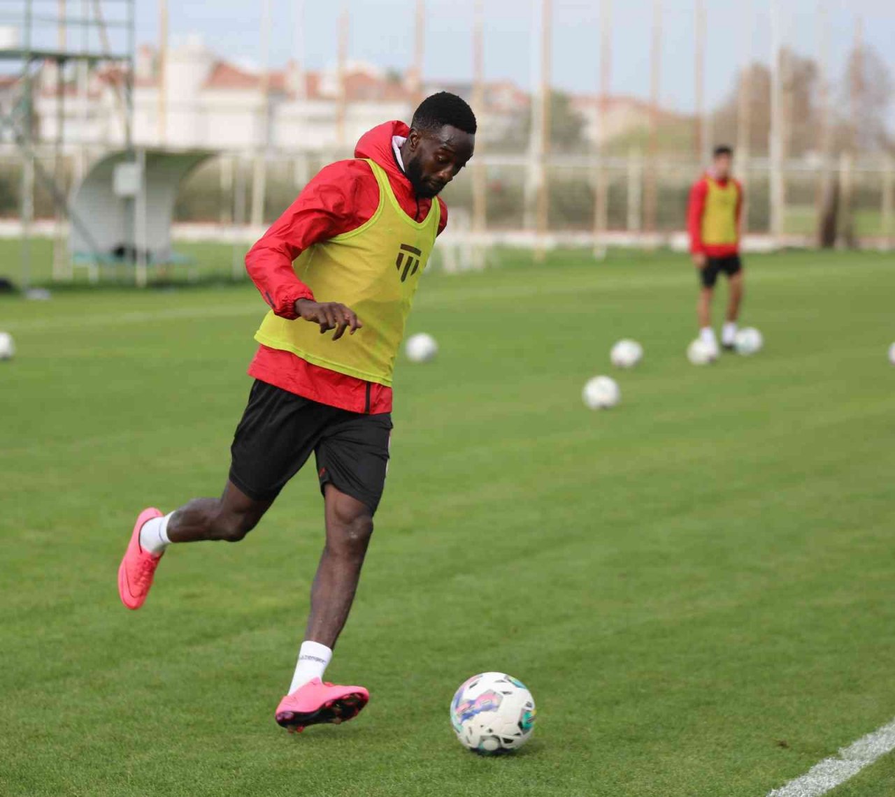 Sivasspor, sağanak yağış altında çalıştı