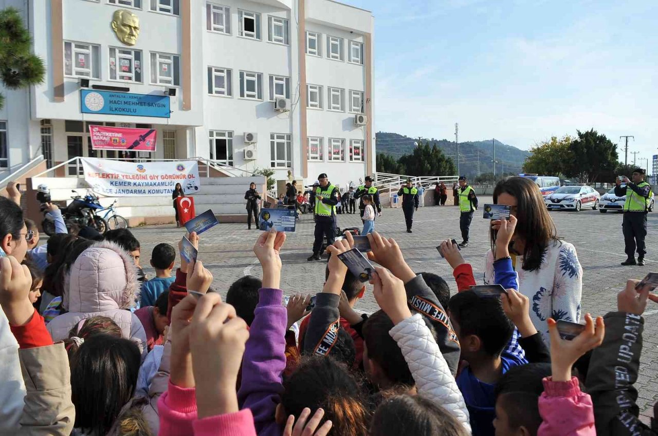 Öğrencilere uygulamalı olarak trafik kuralları anlatıldı