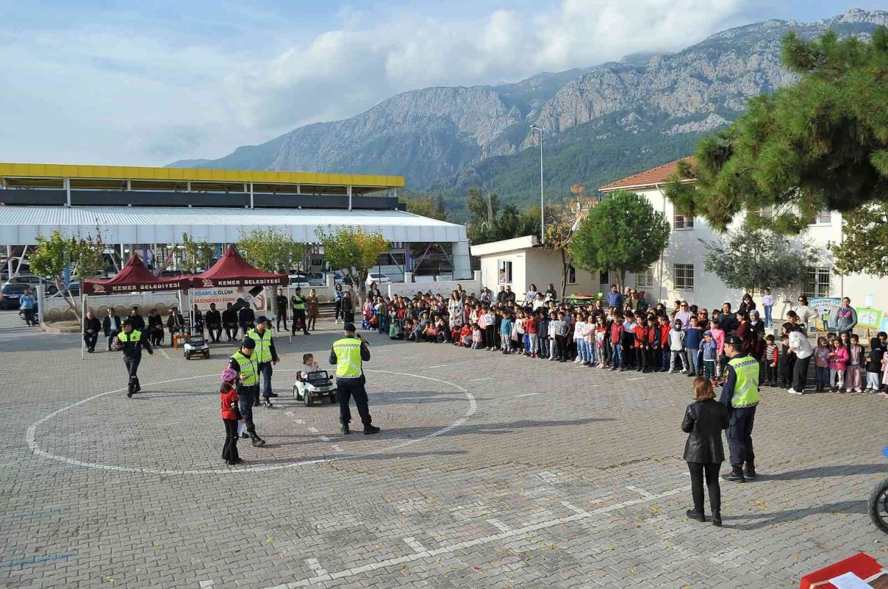 Öğrencilere uygulamalı olarak trafik kuralları anlatıldı