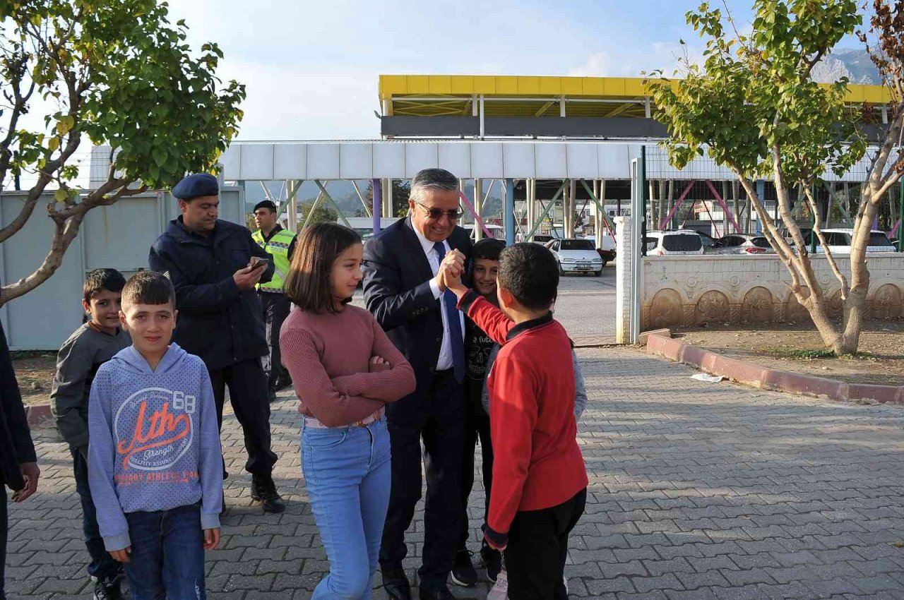 Öğrencilere uygulamalı olarak trafik kuralları anlatıldı