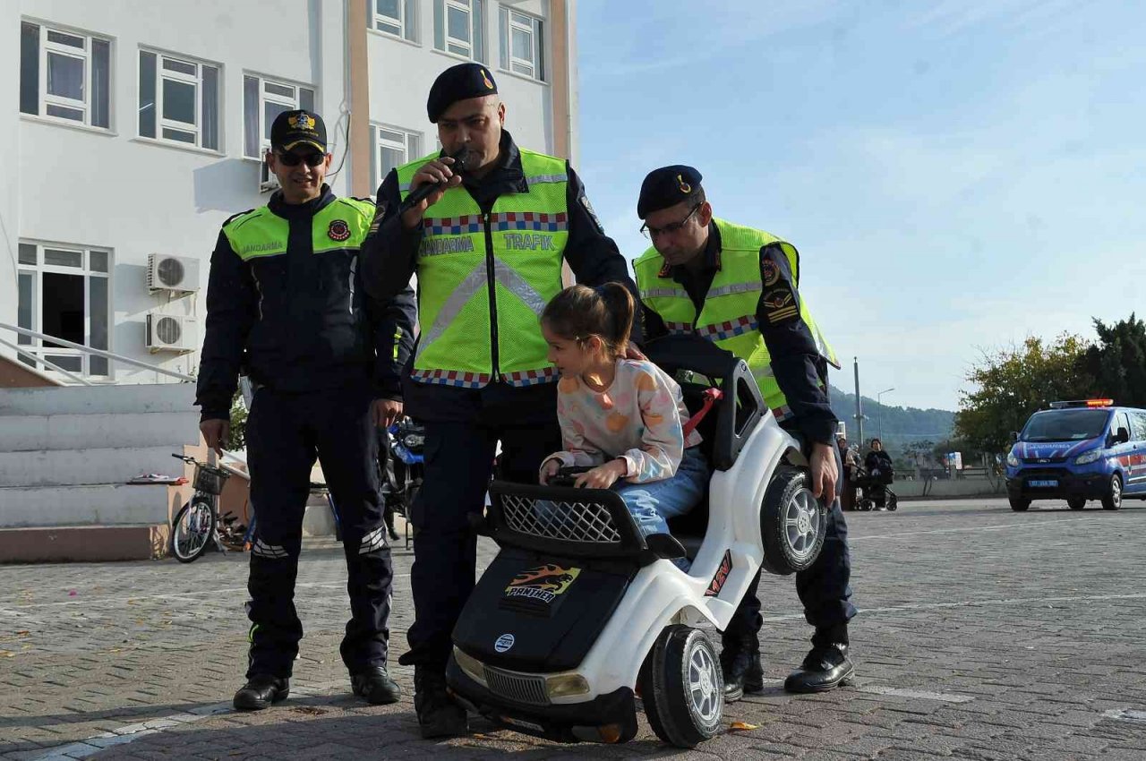 Öğrencilere uygulamalı olarak trafik kuralları anlatıldı