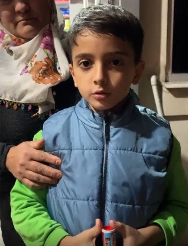 Boğazına şeker kutusu kapağı kaçan çocuğu boğulmaktan kurtardı