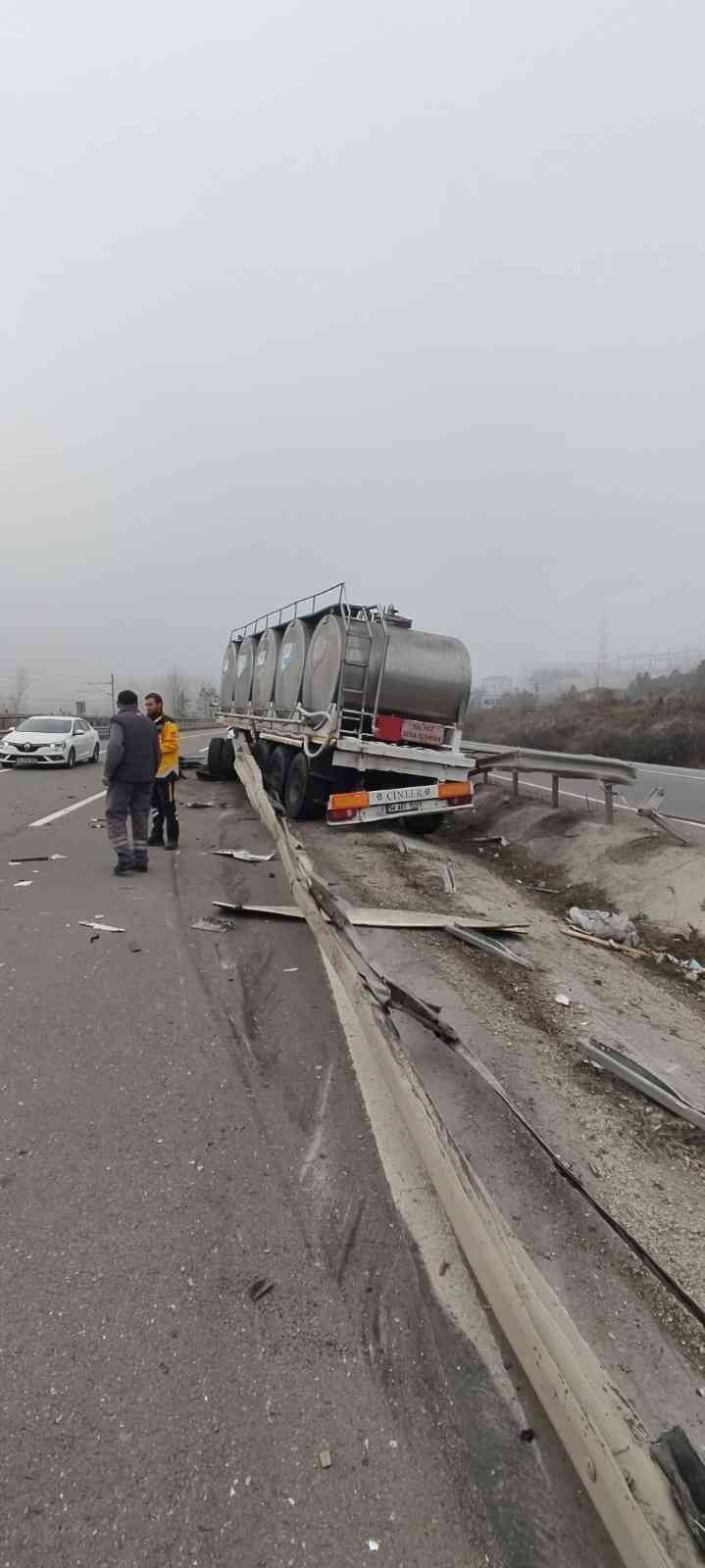 Bilecik’te süt yüklü tır bariyerlere çarptı, sürücüsü yaralandı