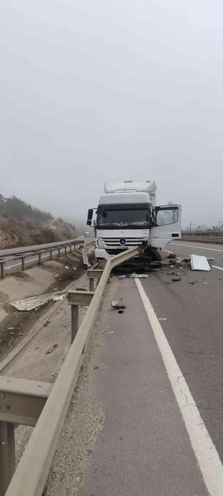Bilecik’te süt yüklü tır bariyerlere çarptı, sürücüsü yaralandı