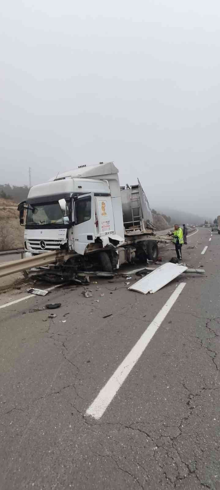Bilecik’te süt yüklü tır bariyerlere çarptı, sürücüsü yaralandı