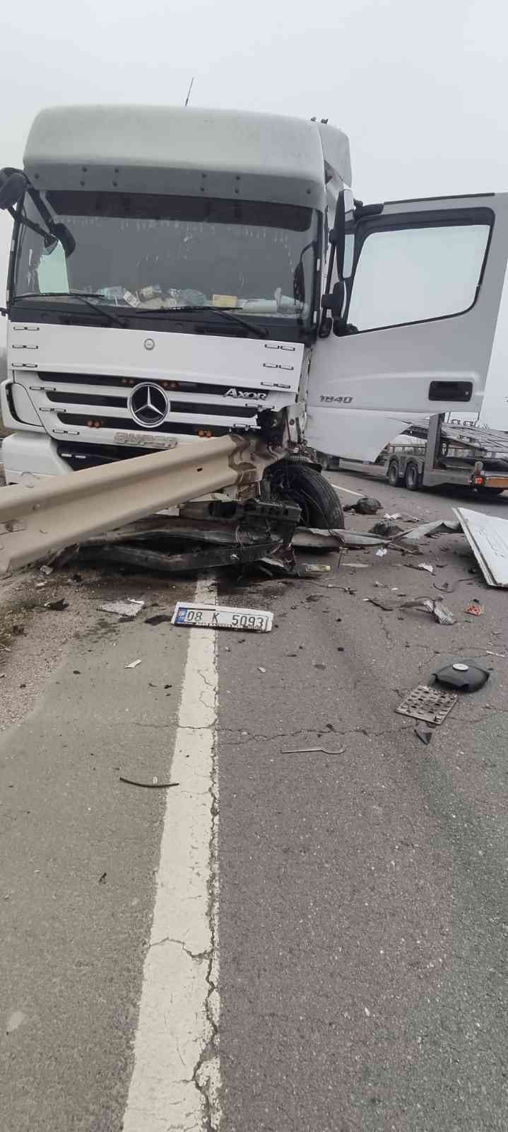 Bilecik’te süt yüklü tır bariyerlere çarptı, sürücüsü yaralandı