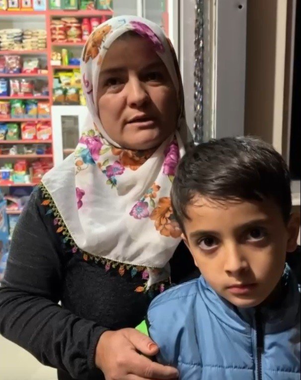 Boğazına şeker kutusu kapağı kaçan çocuğu boğulmaktan kurtardı