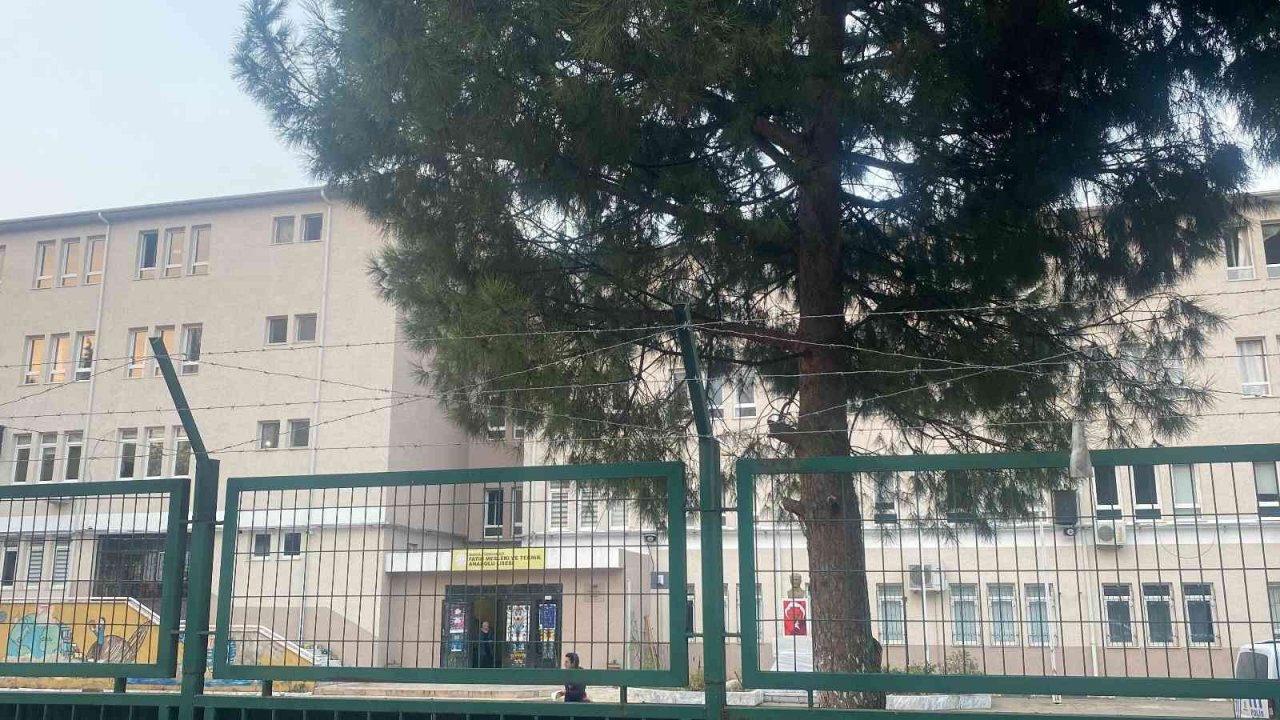 Bursa’da 21 lise öğrencisi zehirlenme şüphesiyle hastaneye kaldırıldı