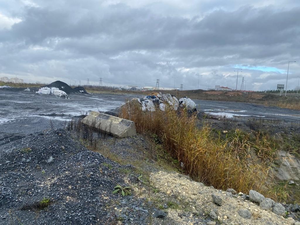 Arnavutköy’de boş araziye atık dökenlere idari yaptırım uygulanacak