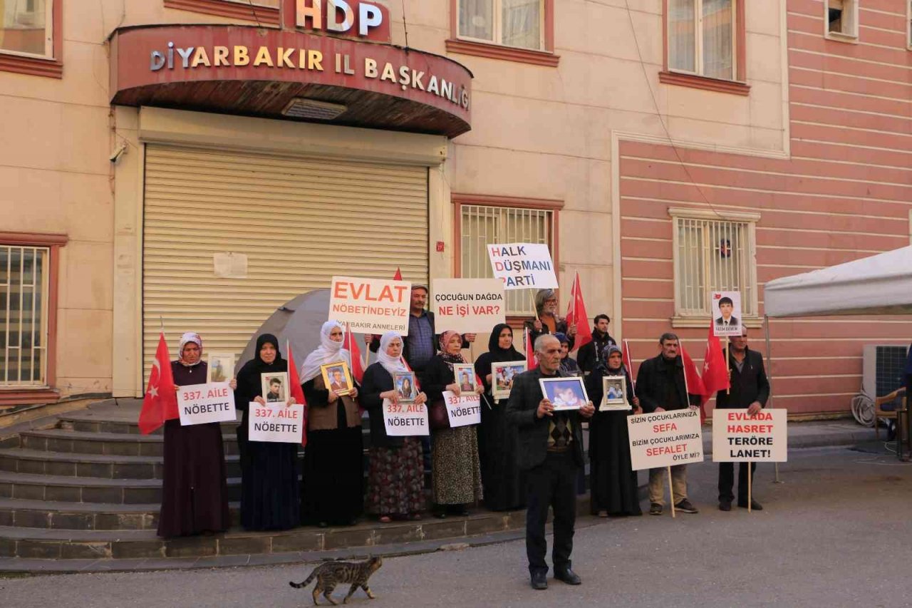 Diyarbakır’da evlat nöbetine 2 aile daha katıldı