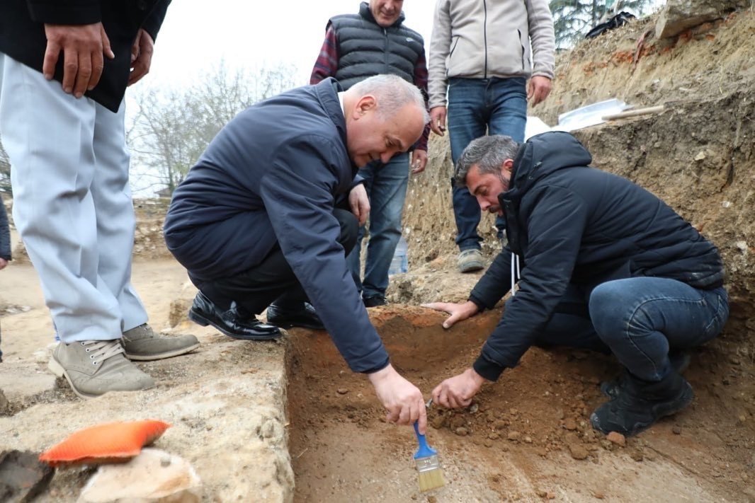 Kazdıkça topraktan adeta tarih fışkırıyor