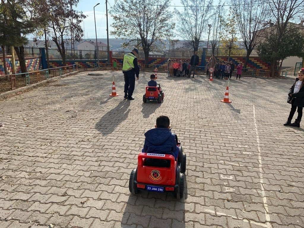 Elazığ’da öğrencilere trafik güvenliği eğitimi verildi