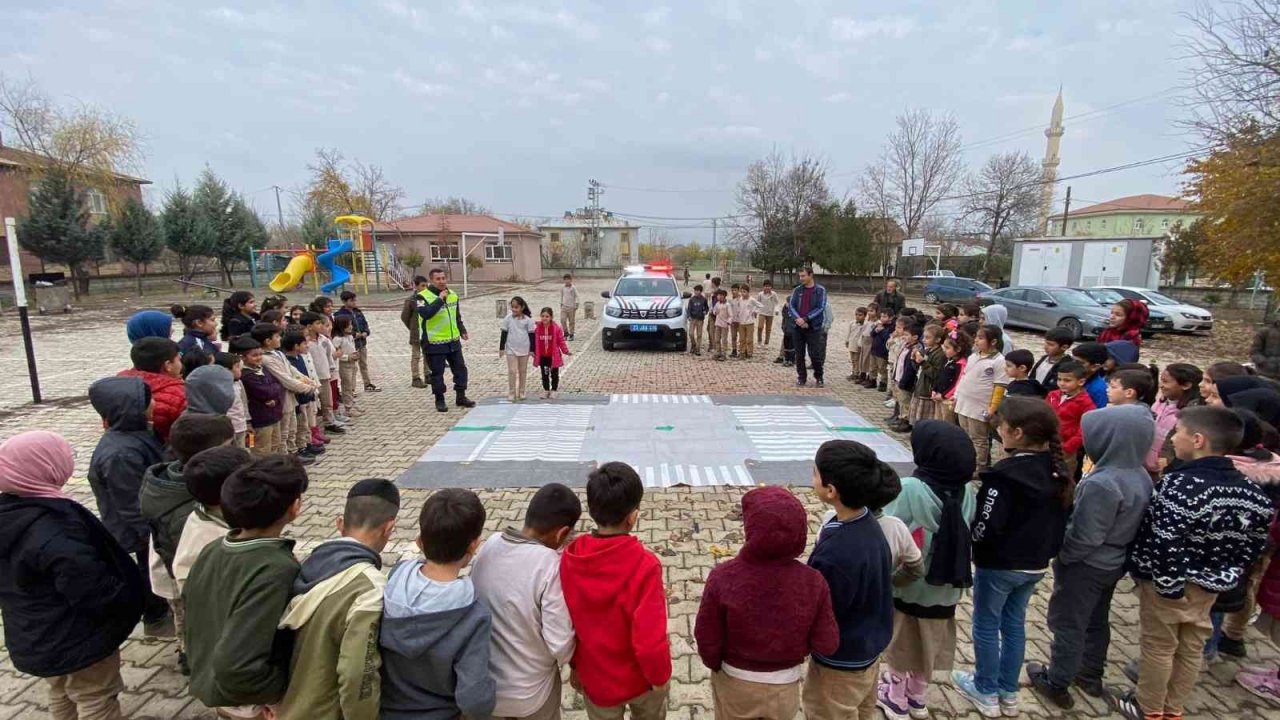 Elazığ’da öğrencilere trafik güvenliği eğitimi verildi