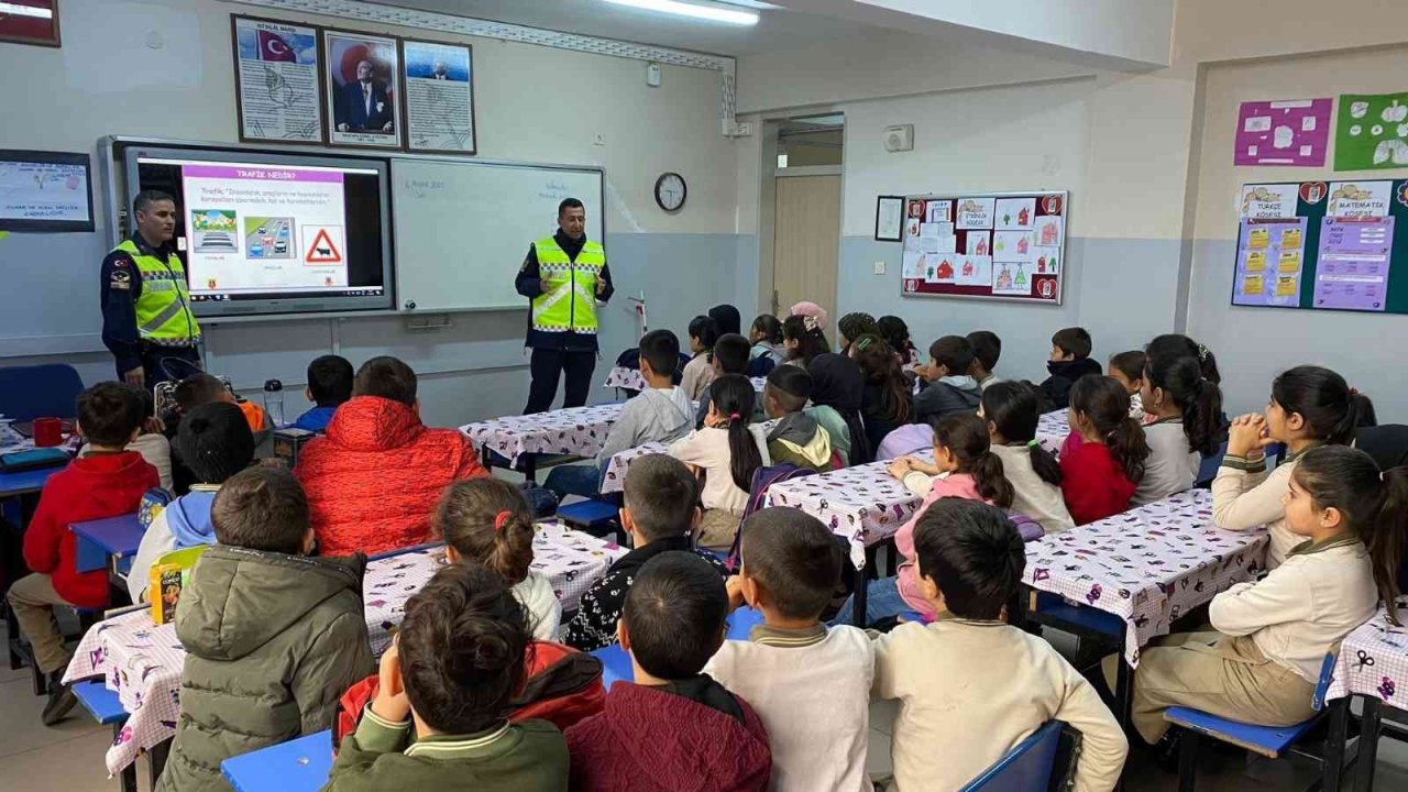 Elazığ’da öğrencilere trafik güvenliği eğitimi verildi