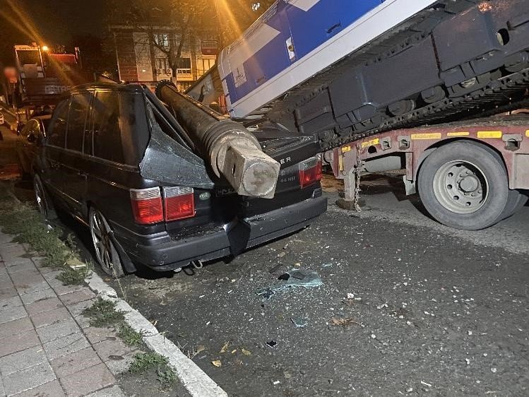 Eyüpsultan’da iş makinesi park halindeki cipin üzerine devrildi