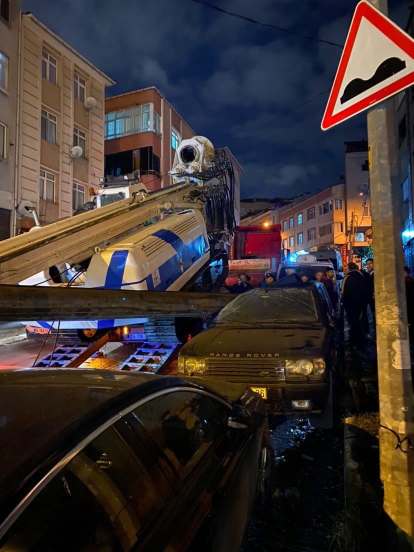 Eyüpsultan’da iş makinesi park halindeki cipin üzerine devrildi