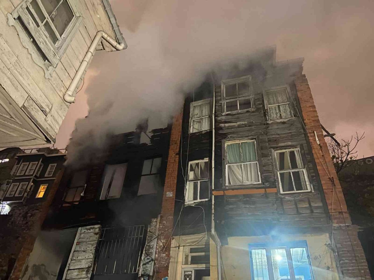 Fatih’te 3 katlı ahşap metruk bina alev alev yandı: Bodrum katında bulunan 2 köpeği itfaiye ekipleri kurtardı