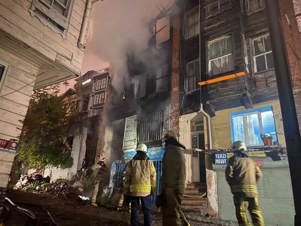Fatih’te 3 katlı ahşap metruk bina alev alev yandı: Bodrum katında bulunan 2 köpeği itfaiye ekipleri kurtardı