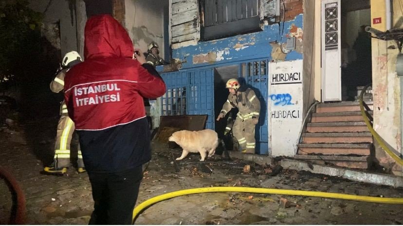 Fatih’te 3 katlı ahşap metruk bina alev alev yandı: Bodrum katında bulunan 2 köpeği itfaiye ekipleri kurtardı