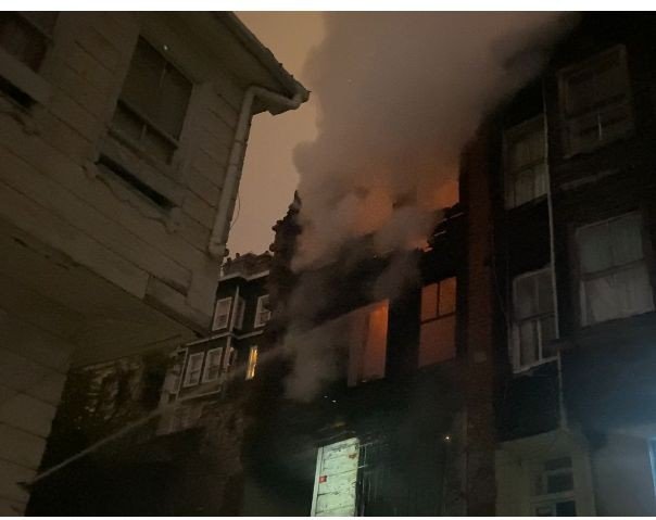 Fatih’te 3 katlı ahşap metruk bina alev alev yandı: Bodrum katında bulunan 2 köpeği itfaiye ekipleri kurtardı