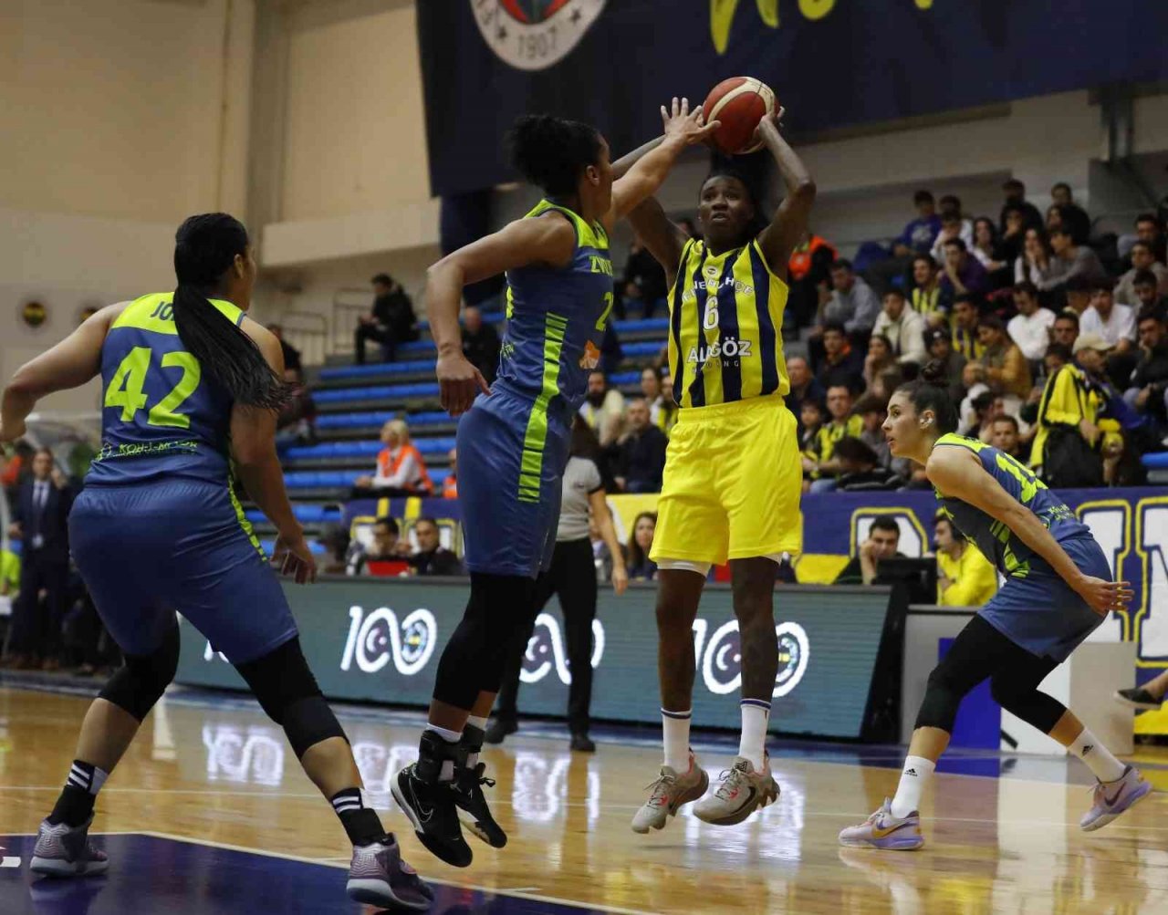 FIBA Kadınlar Avrupa Ligi: Fenerbahçe Alagöz Holding: 82 - ZVVZ USK Prag: 72