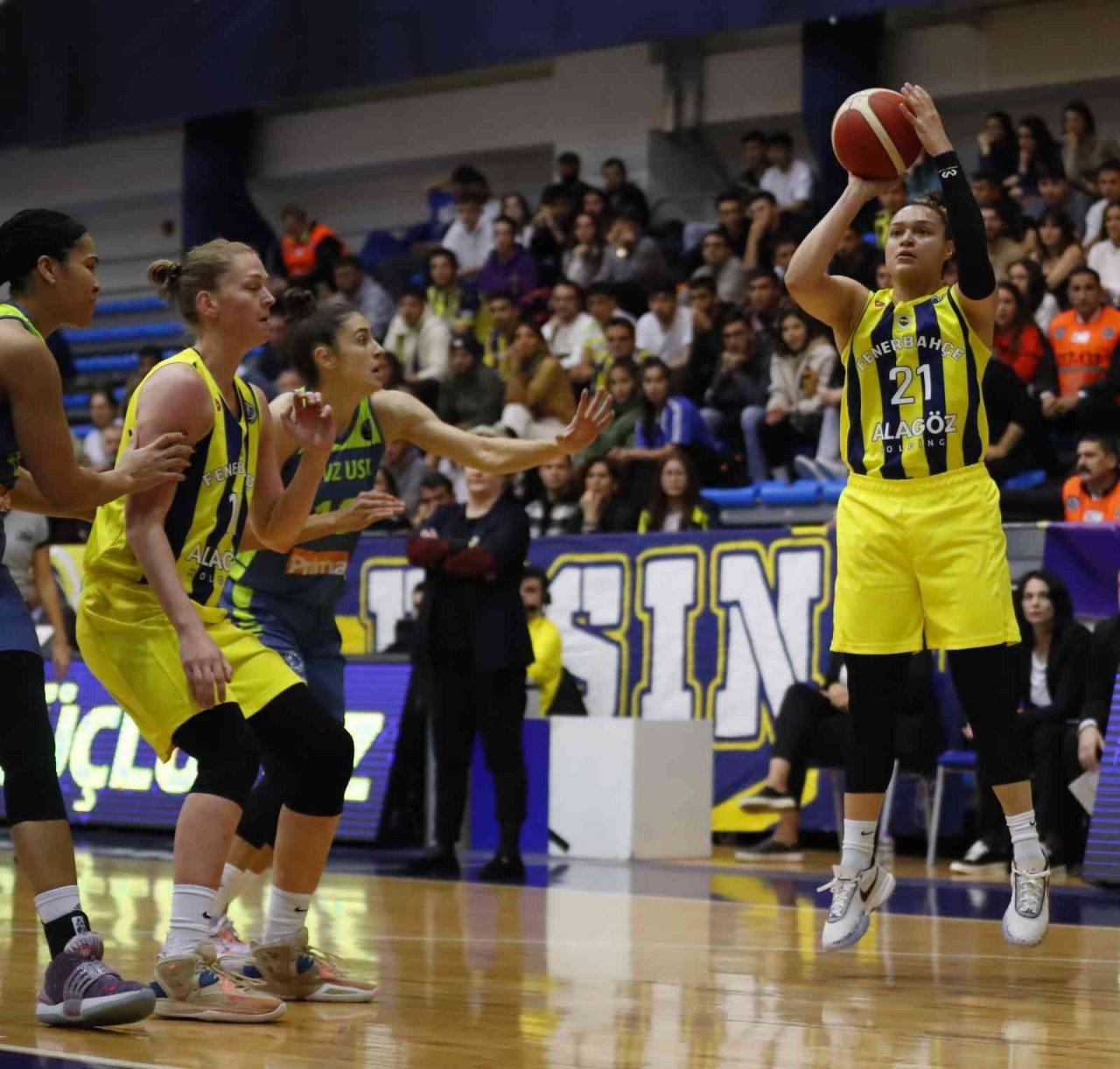 FIBA Kadınlar Avrupa Ligi: Fenerbahçe Alagöz Holding: 82 - ZVVZ USK Prag: 72