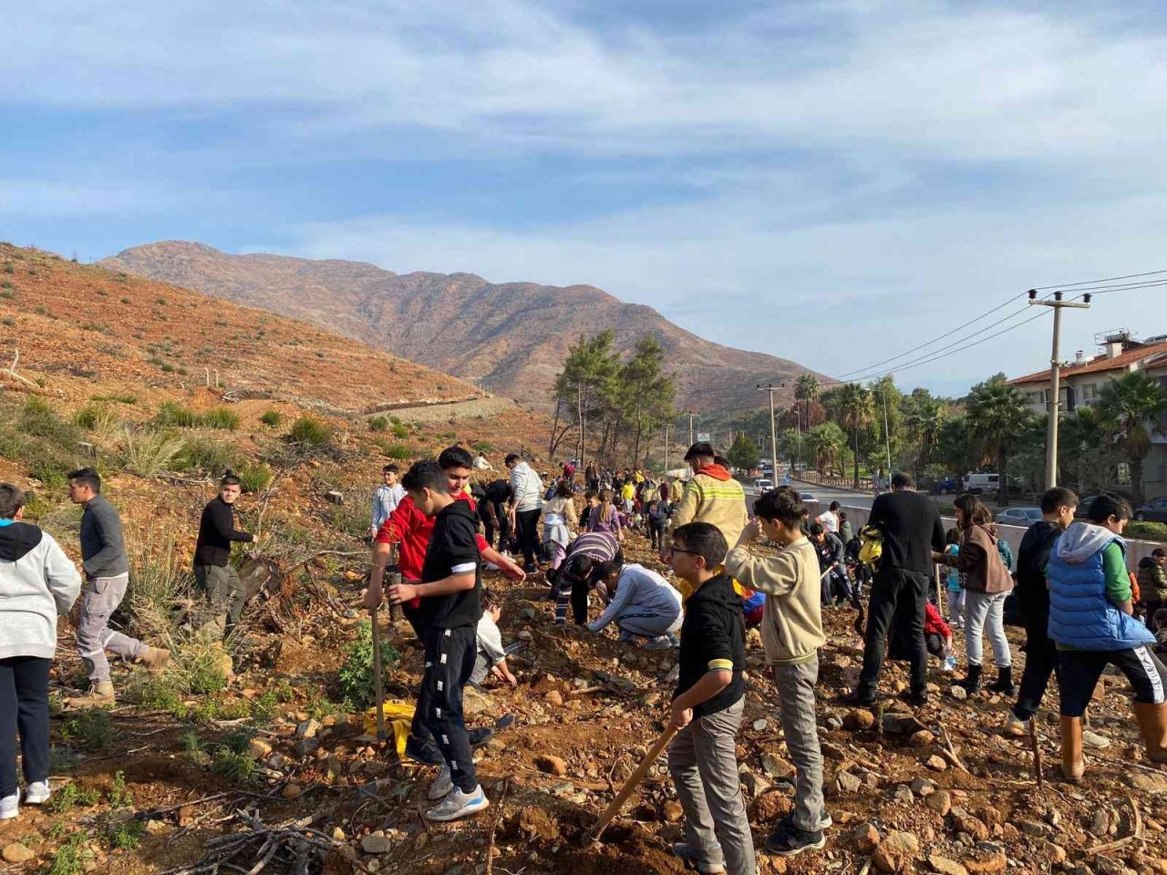 İçmelerli öğrenciler yüzlerce fidanı toprakla buluşturdu