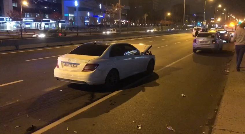 Kadıköy D-100 Kara Yolu’nda 2 araç çarpıştı