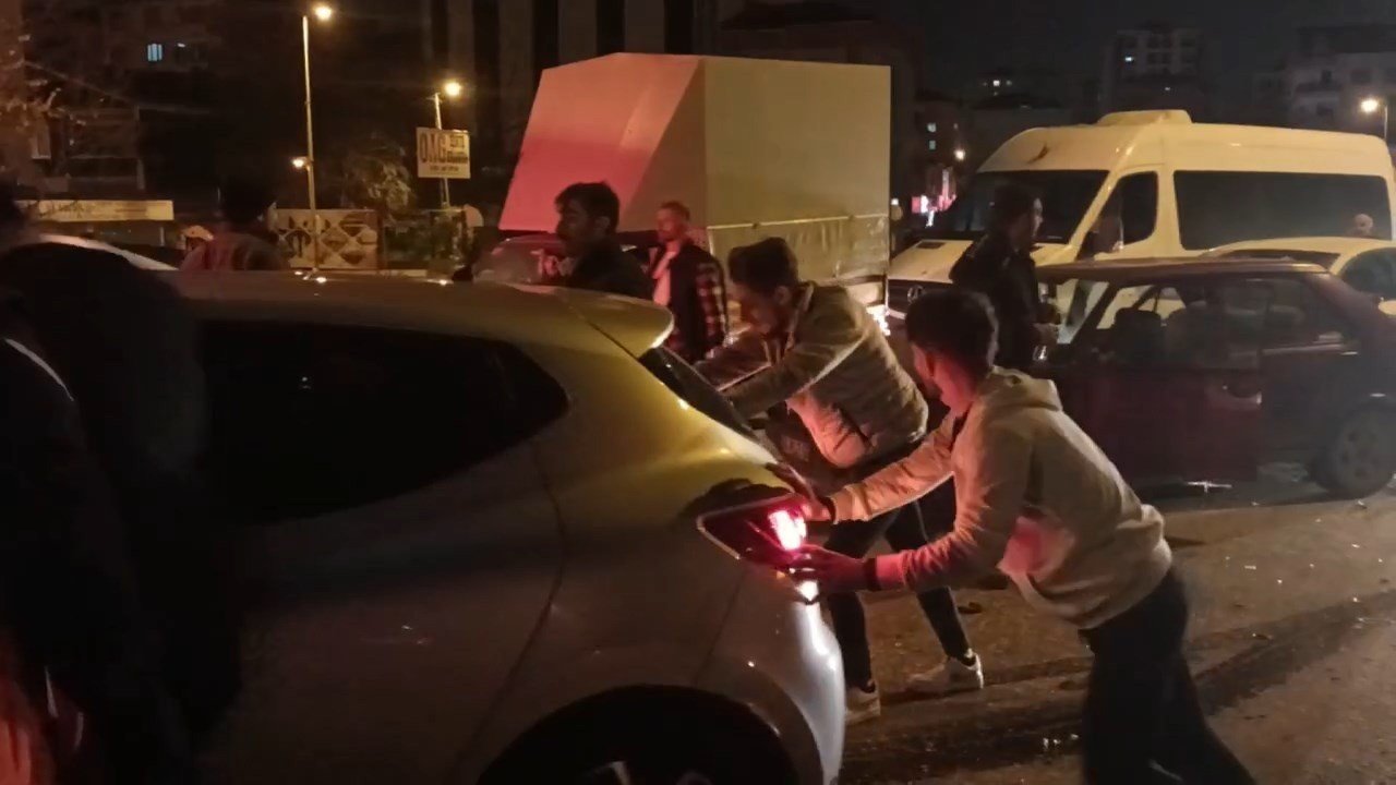 Pendik’te meydana gelen zincirleme trafik kazası trafiği felç etti