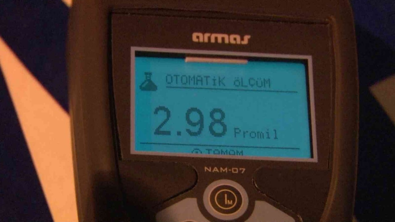 Kadıköy’de trafik denetiminde alkollü çıktı, basın mensuplarına el salladı