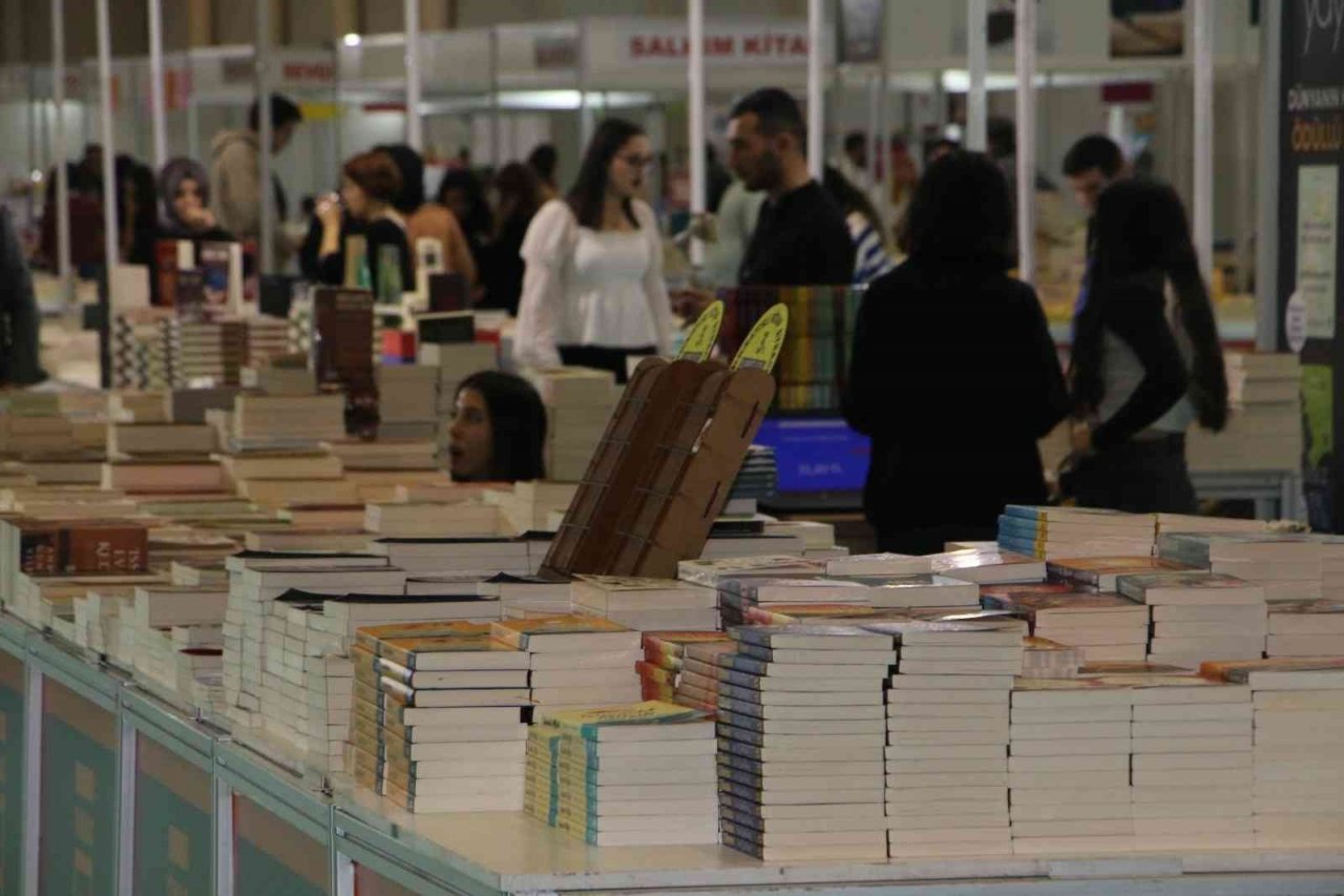 12 yaşında 5 kitap yazan çocuk fuarın gözdesi oldu