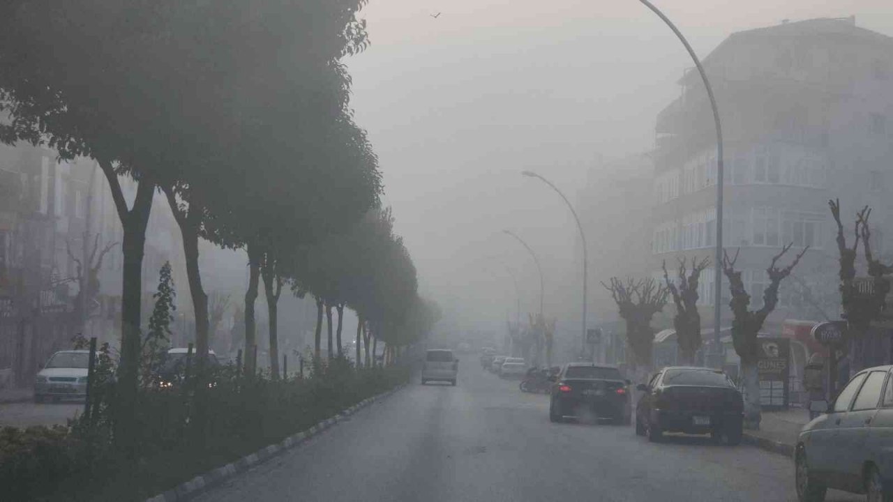 Yoğun sis sürücülere zor anlar yaşattı