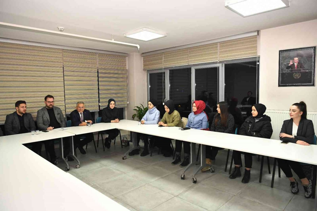 Başkan Büyükkılıç, AK Parti teşkilatlarıyla bir araya geldi