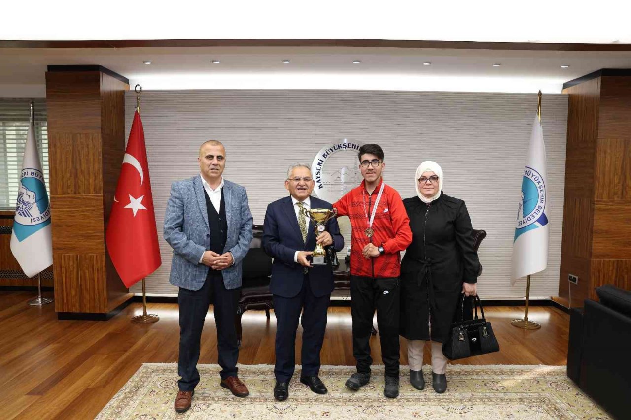 Başkan Büyükkılıç, STK temsilcileri ve muhtarları makamında kabul etti