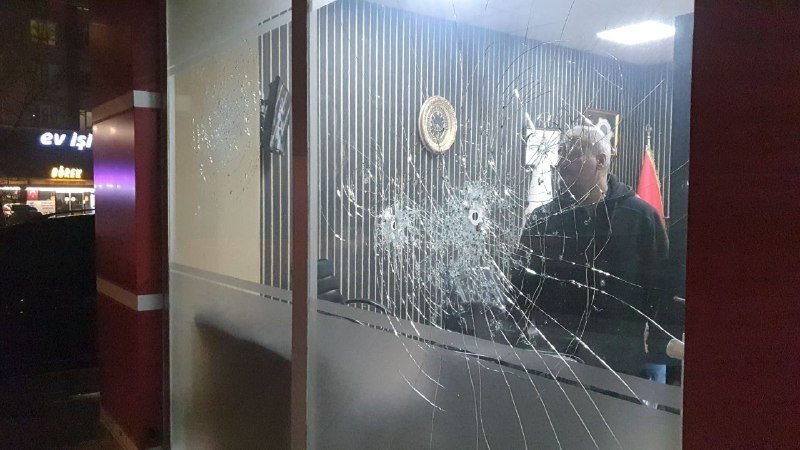 Önüne çıkan iş yerlerine kurşun yağdırdı