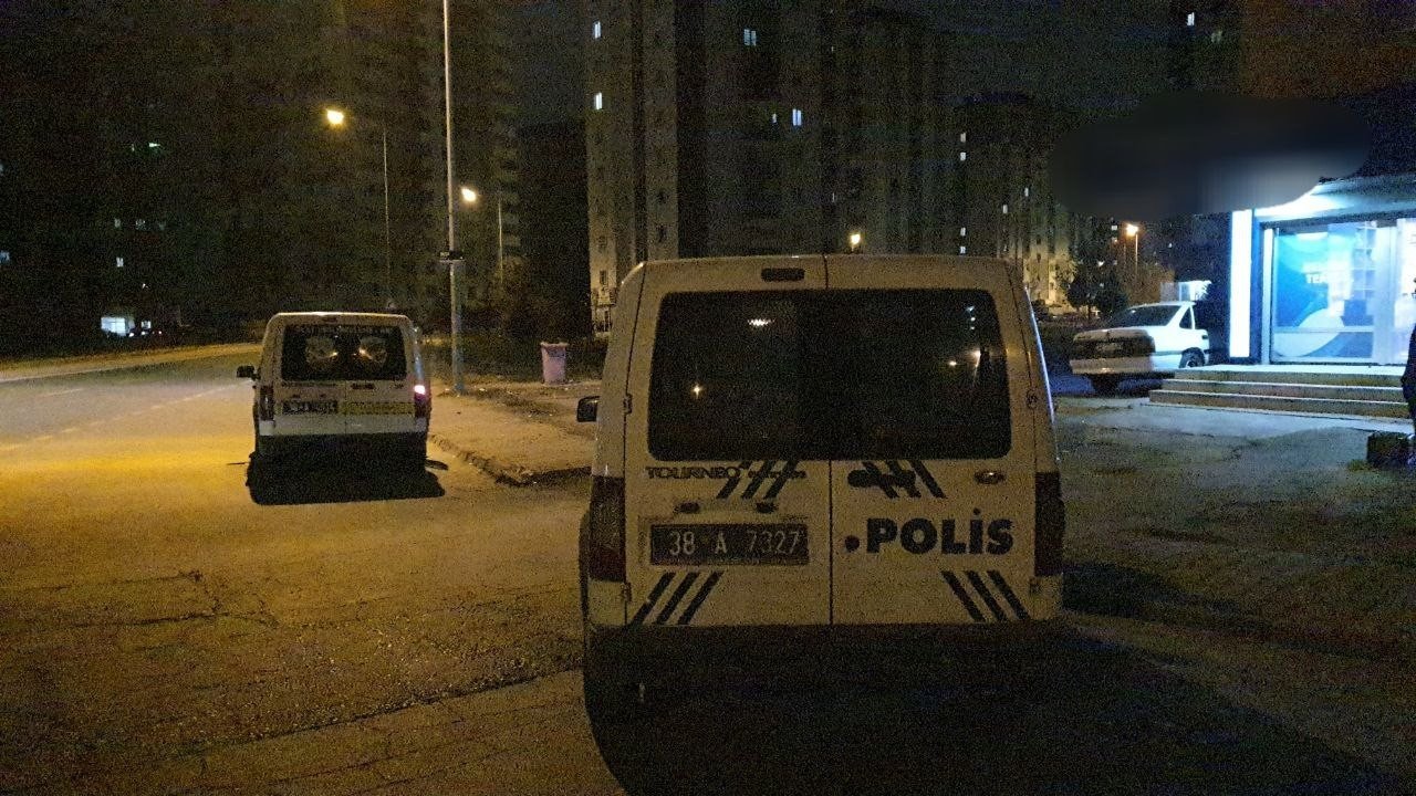 Önüne çıkan iş yerlerine kurşun yağdırdı