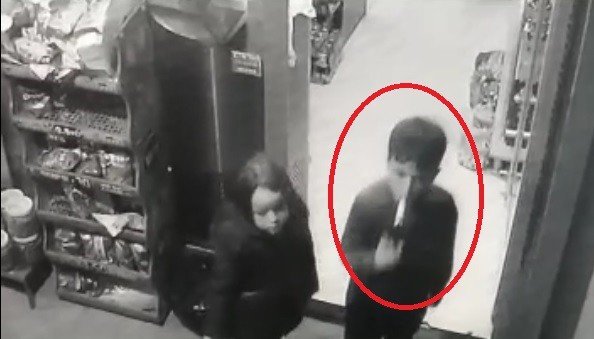 Boğazına şeker kutusu kapağı kaçan çocuğu boğulmaktan kurtardı