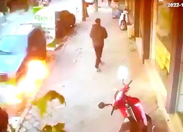 Alev alan otomobili esnaf söndürdü