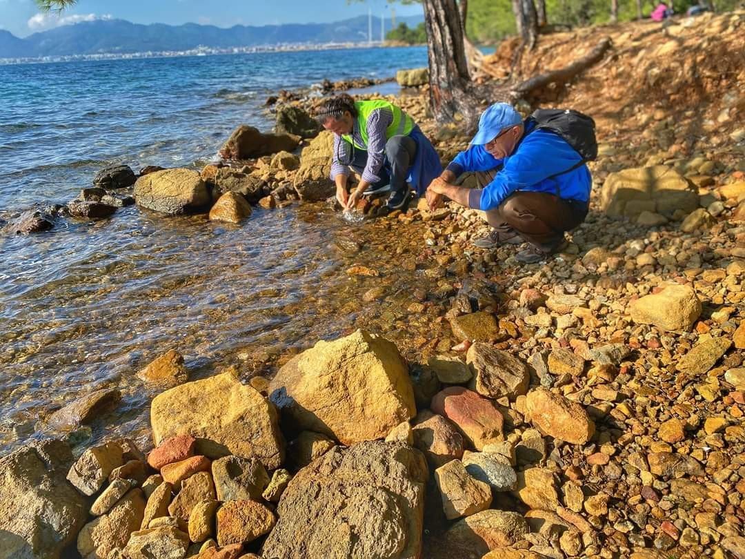 Marmaris doğa gönüllüleri çöp toplama etkinliklerine devam ediyor