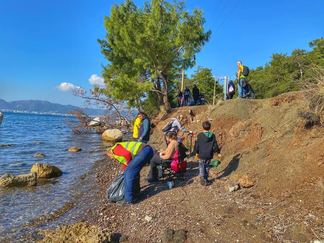 Marmaris doğa gönüllüleri çöp toplama etkinliklerine devam ediyor