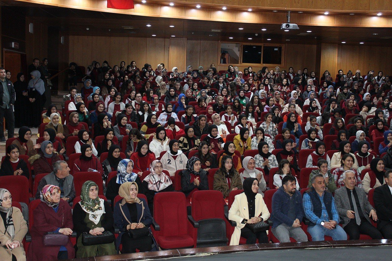 Namaz Dirilişe Çağrı konulu konferans düzenlendi