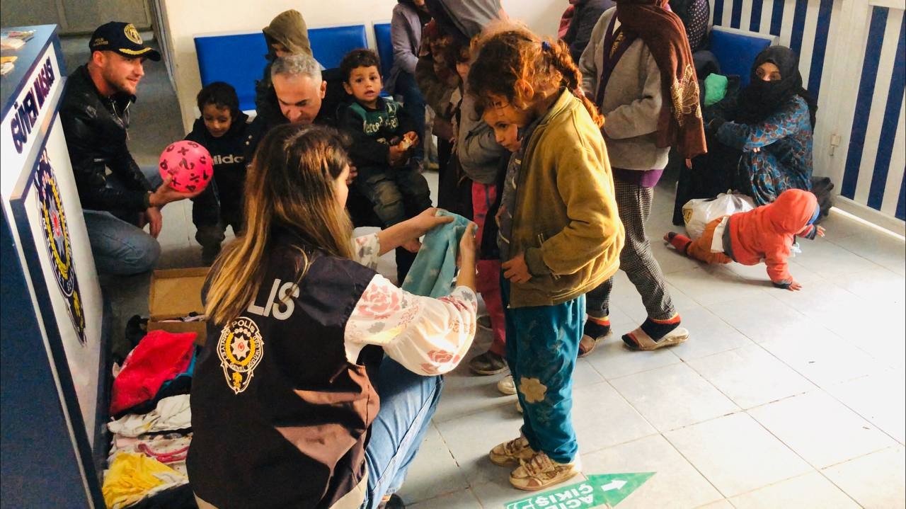 Türk polisinden Avrupa’ya insanlık dersi