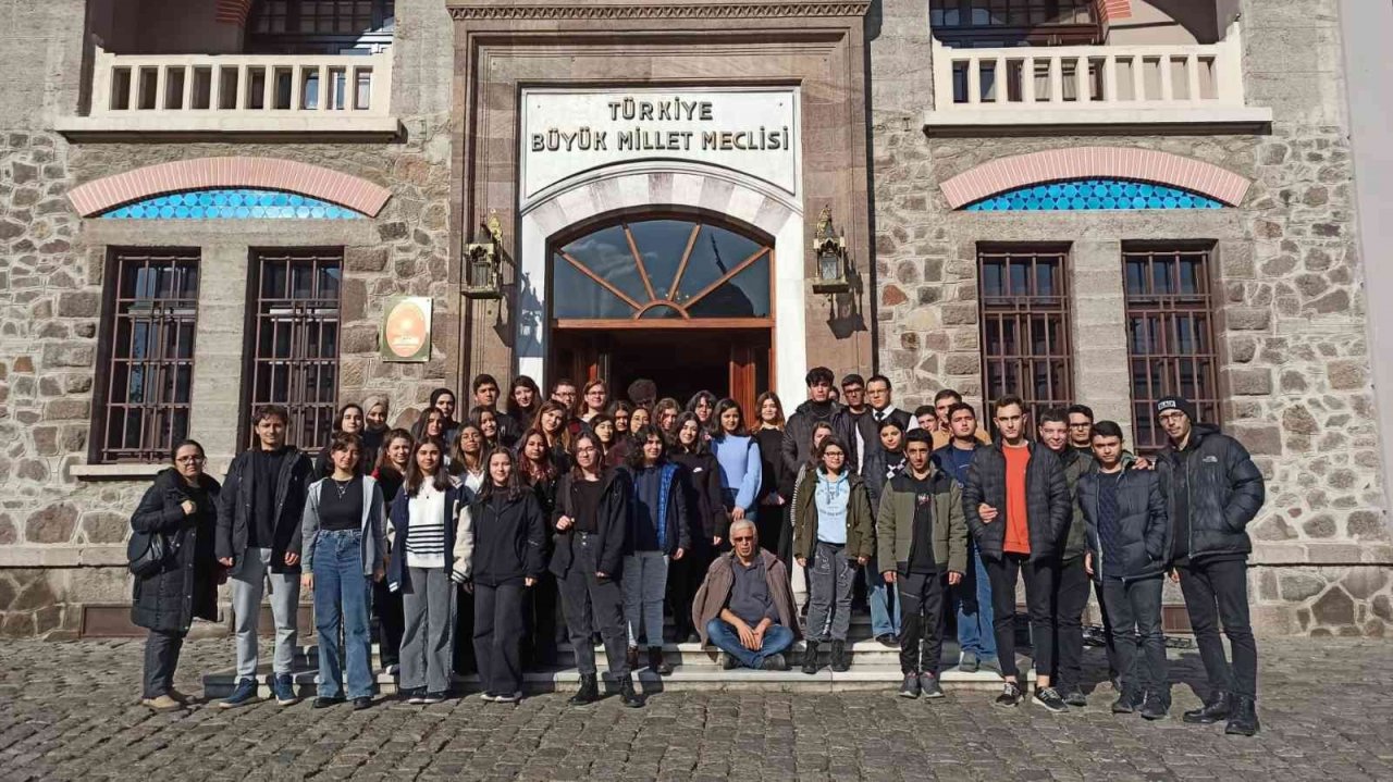 Salihlili gençler Ankara’da Anıtkabir ve tarihi yerleri gezdi