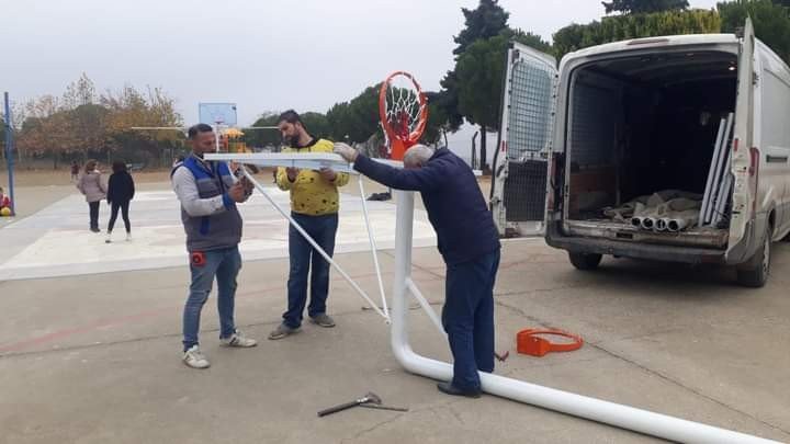 Sarıgöl’de okullara basketbol potaları yerleştirildi
