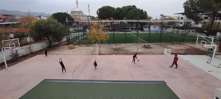 Sarıgöl’de okullara basketbol potaları yerleştirildi